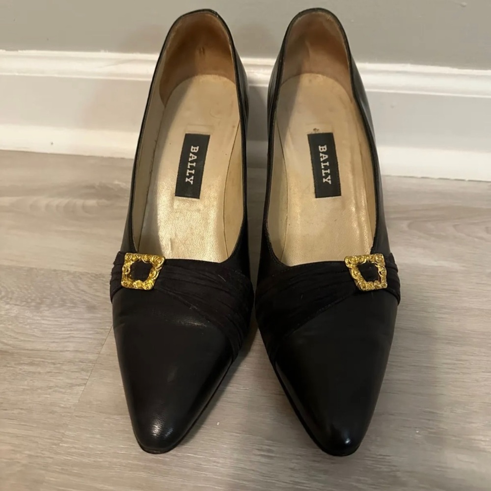 Vintage Bally MAE Black Leather Pumps w/Gold Tone Buckle Accent 8M Made in Italy